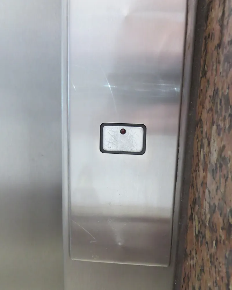 Botoeira de pavimento simples