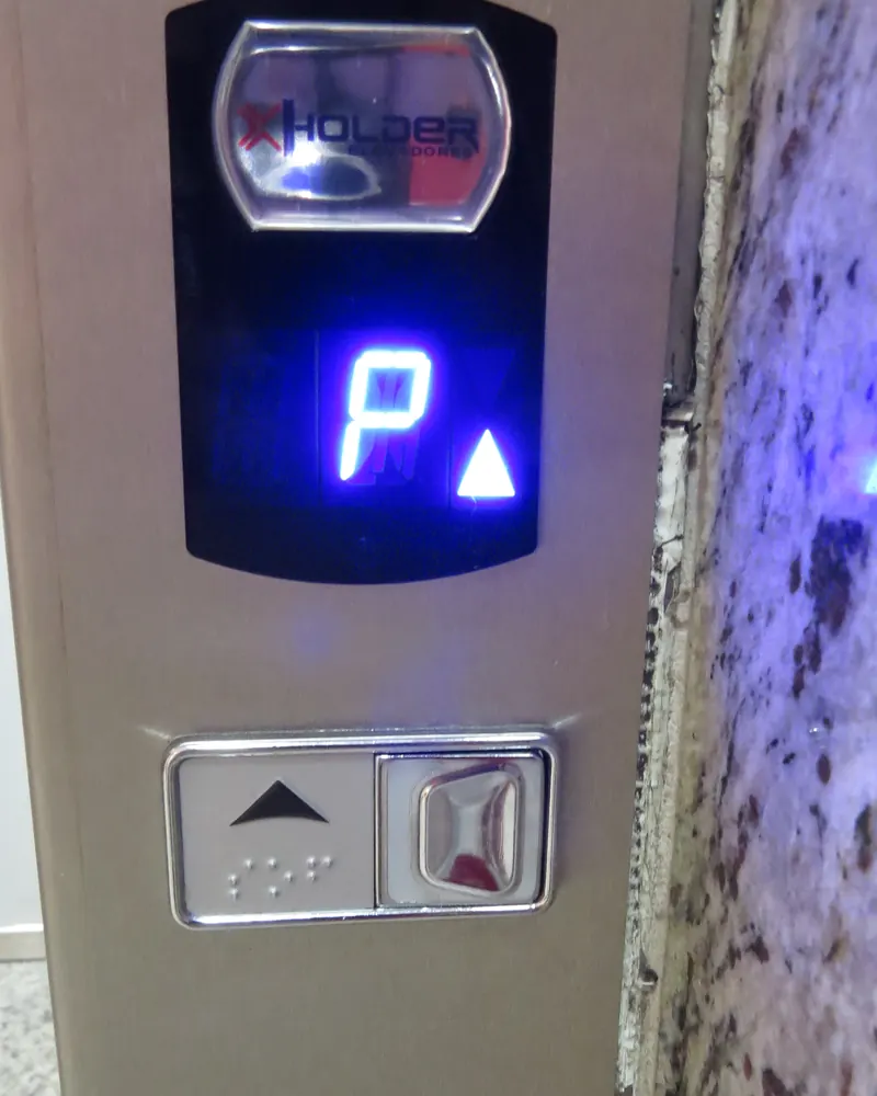 Botoeira de pavimento com indicador digital