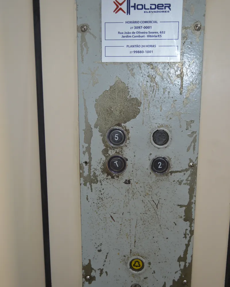 Painel da cabina antigo e desgastado