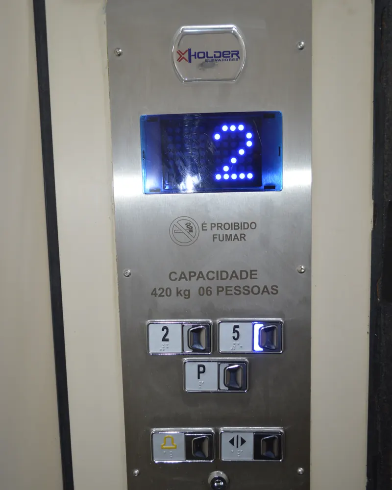 Botoeira de cabina nova com display digital