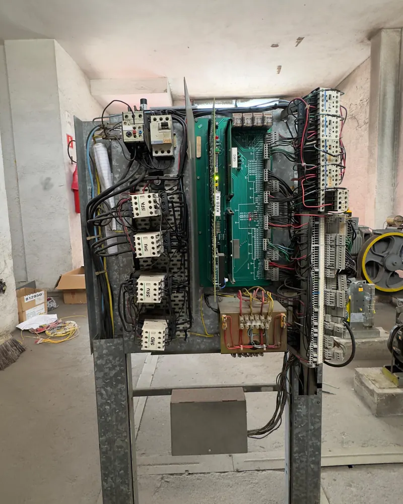 Quadro de comando antigo com placas e contatores